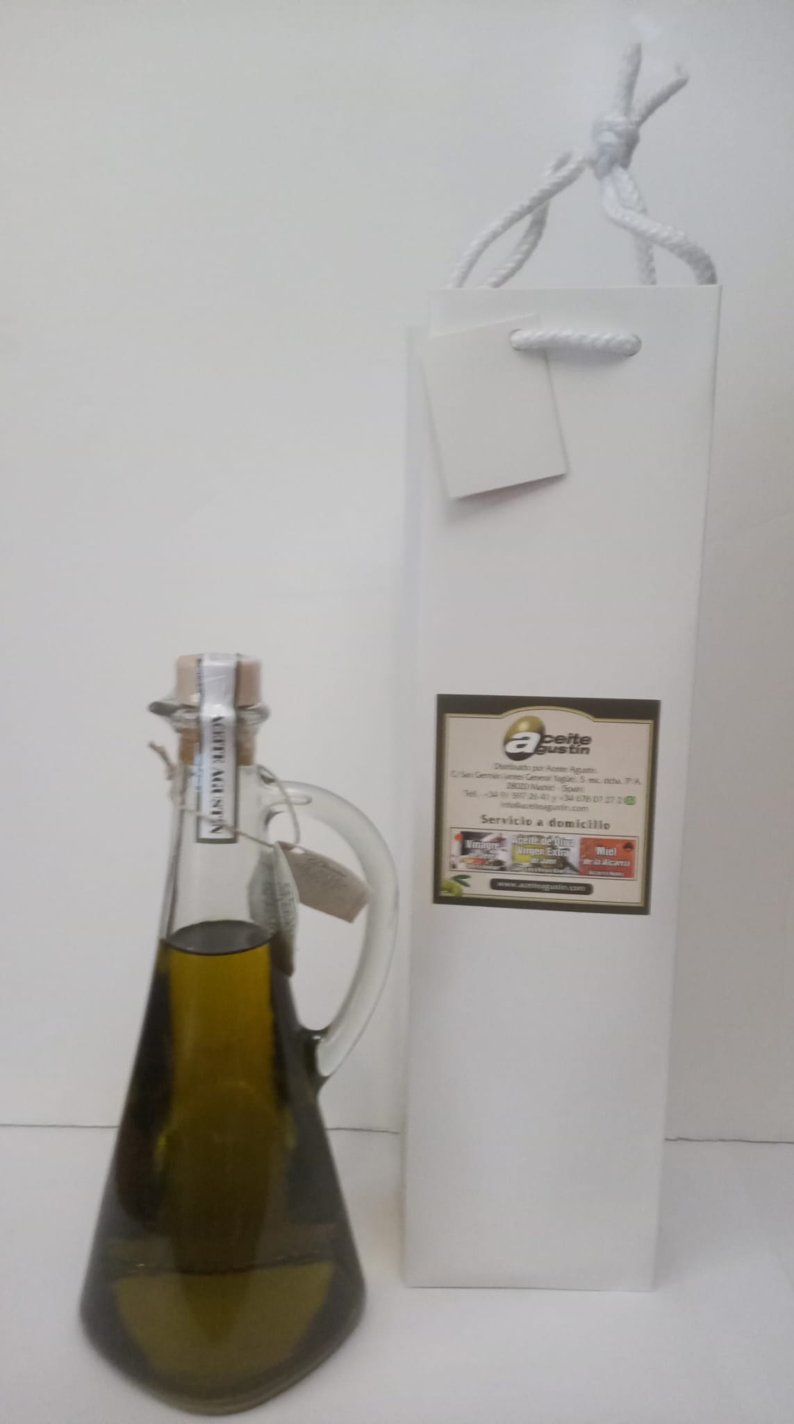 Jarrita de cristal de base cuadrada con 500 ml de AOVE Temprano con bolsa de regalo.