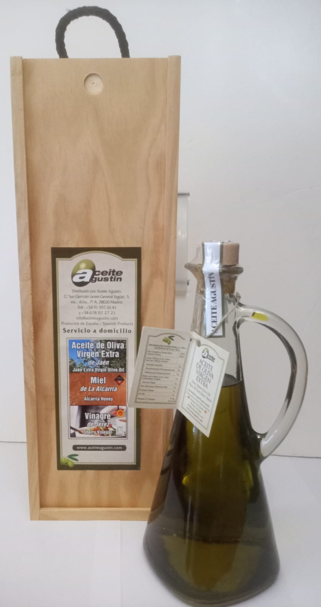 Estuche de madera con 1 jarrita de cristal de base cuadrada con 500 ml de AOVE Temprano, con asa y dosificador